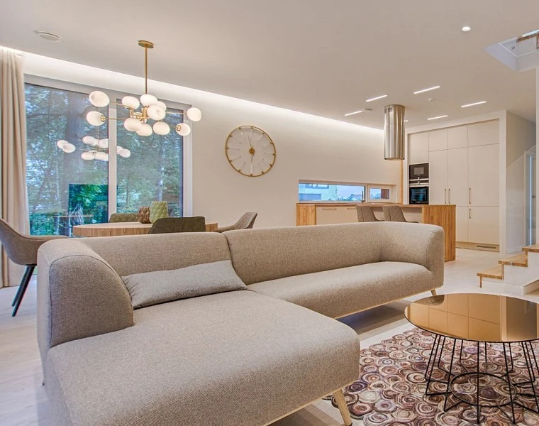 Amplia sala de estar con espacio para toda la familia